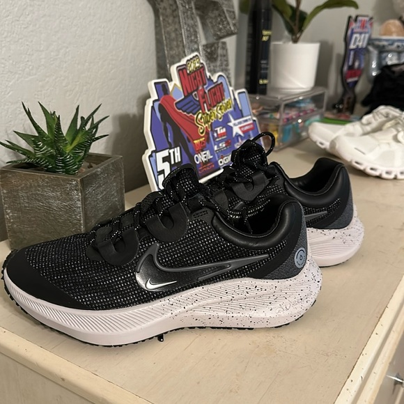 Nike Running / Hiking shoes - Picture 1 of 5